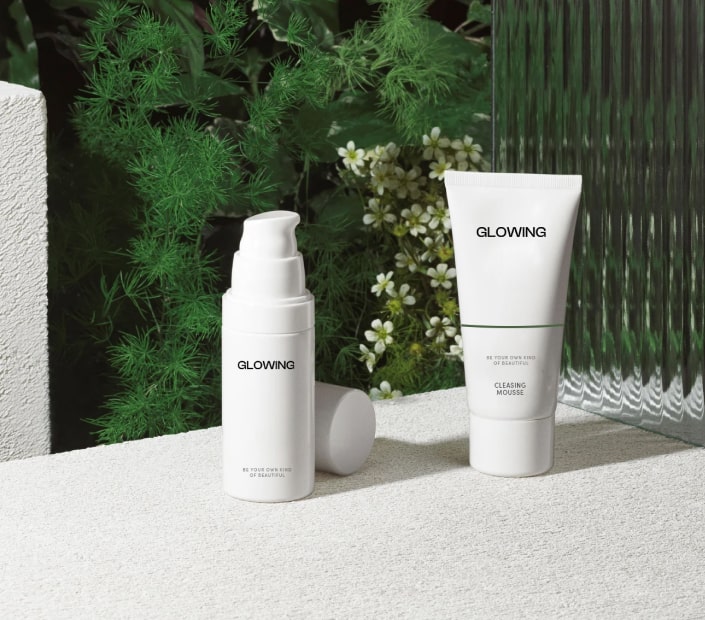 Produkty kosmetyczne GLOWING. Po lewej prawej stronie produkt w tubce, a po prawej z pompką.