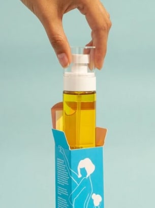 Produkt wyciągany z niebieskiego opakowania.